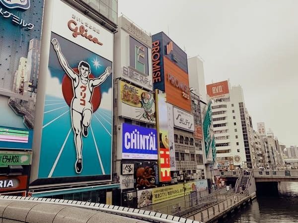 戎橋グリコ看板前