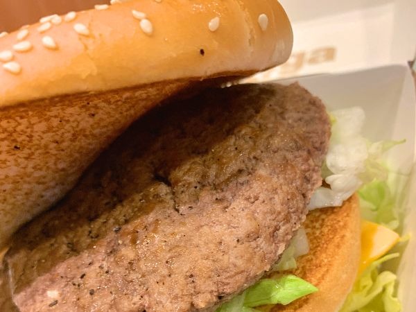 ギガビッグマックのバンズをめくって撮影