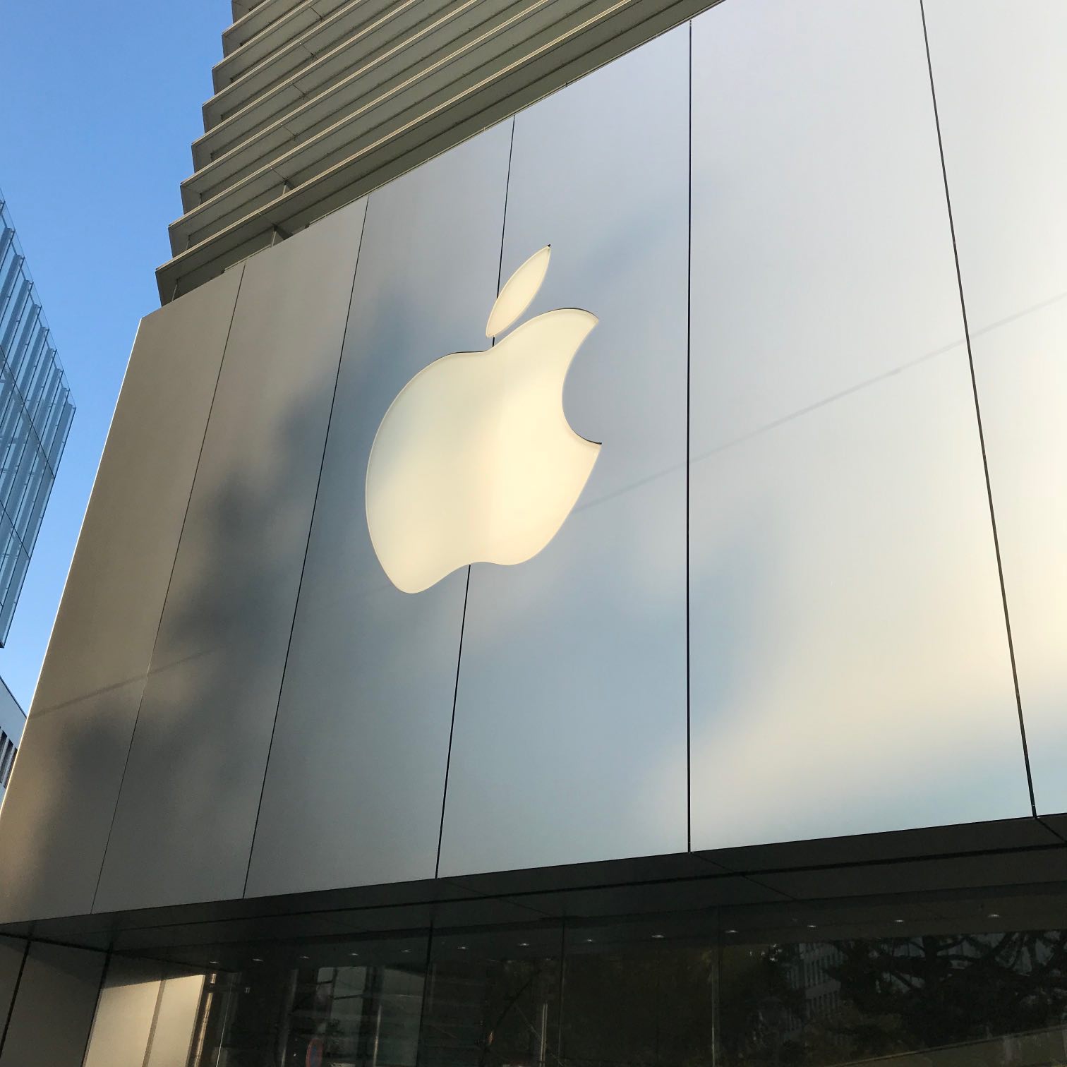 iPhoneXが発売！AppleStoreの行列は？最速で開封の儀を目撃