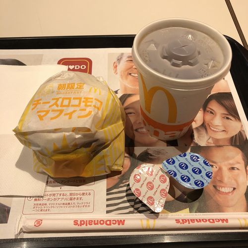 マクドナルドの新アイスコーヒーを無料で食レポ！朝マックのチーズロコモコマフィンでまさかの出来事が発生