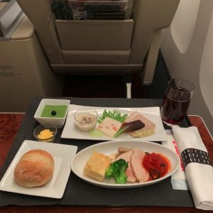 ANAプレミアムクラスとJAL国内線ファーストクラスを乗り比べ！料金、ラウンジ、座席、機内食、サービス等を比較