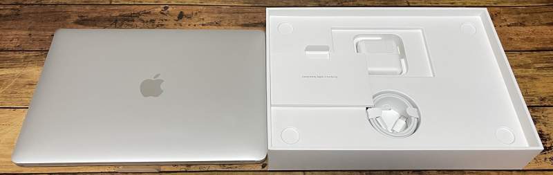 MacBookAir本体と同梱品