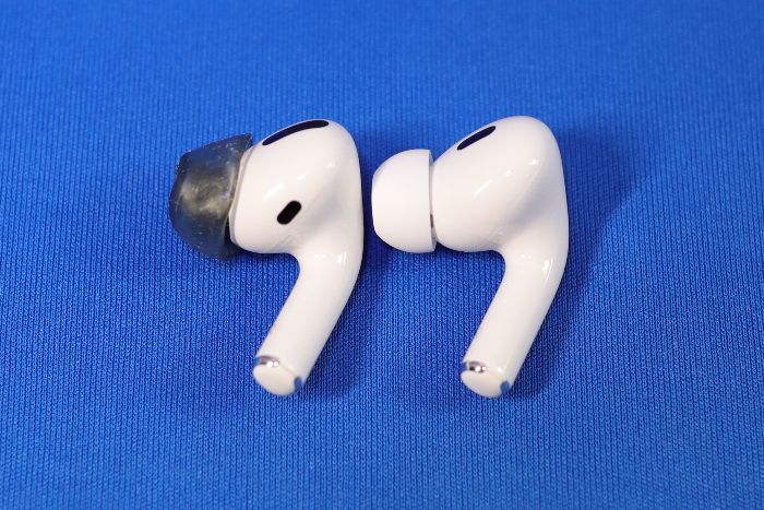 Air Pods Pro(第2世代)とAir Pods Proの本体表側