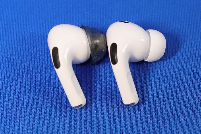 Air Pods Pro(第2世代)とAir Pods Proの本体裏側