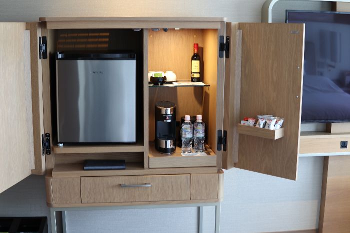 ウェスティン都ホテル京都の冷蔵庫とコーヒーメーカー