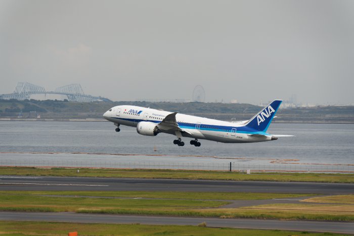 羽田空港ANA飛行機の離陸