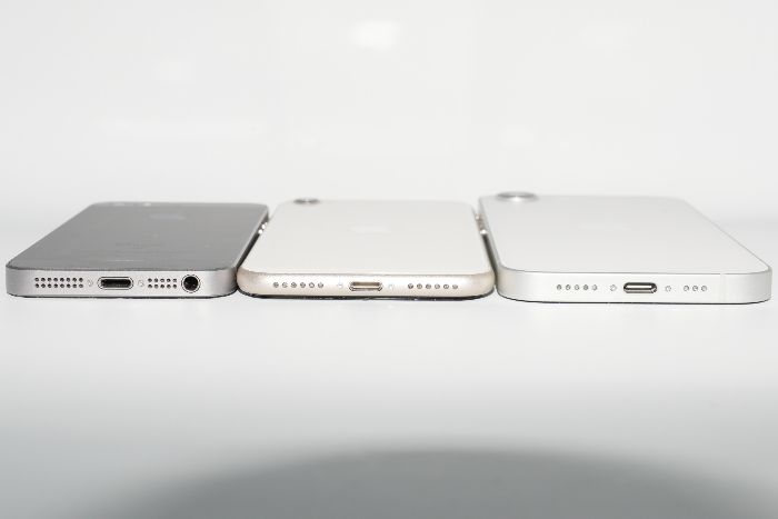 iPhone16eとiPhoneSEの電源を比較