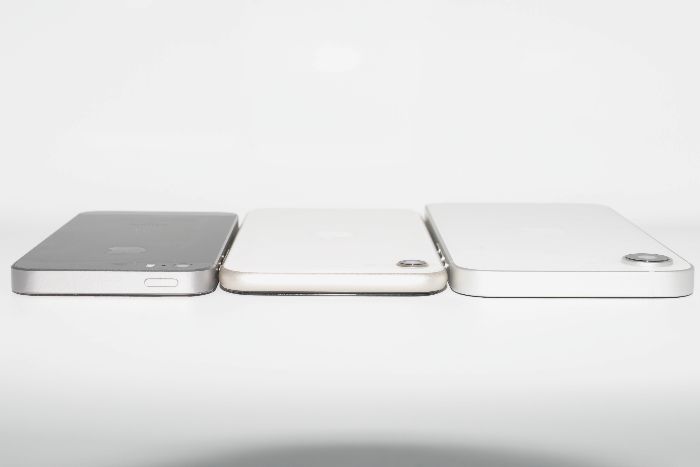 iPhone16eとiPhoneSEの厚さを比較