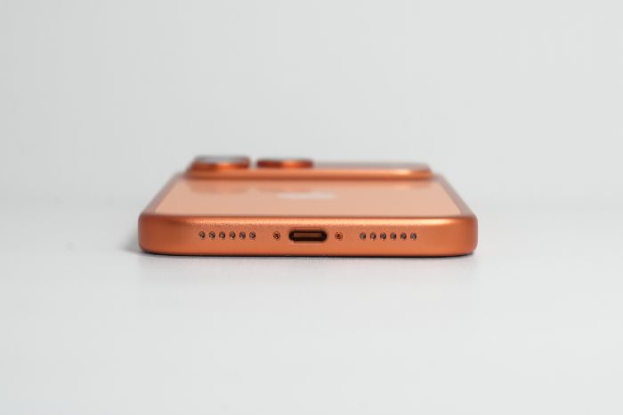iPhone17ProMaxの端子側