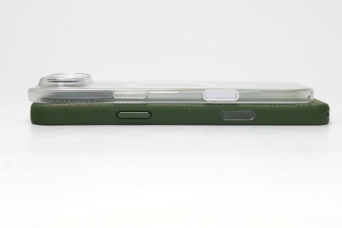 iPhone17ProMaxテックウーブンケースとiPhoneAirケースの薄さを横向きで比較