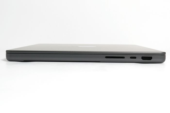 MacBookProM5 14インチの本体右側