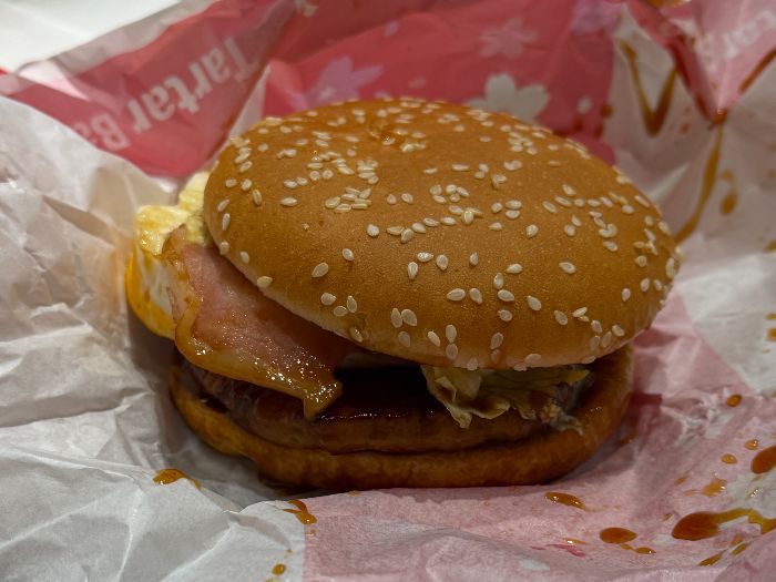 瀬戸内レモンタルタルベーコンてりたまを横から撮影