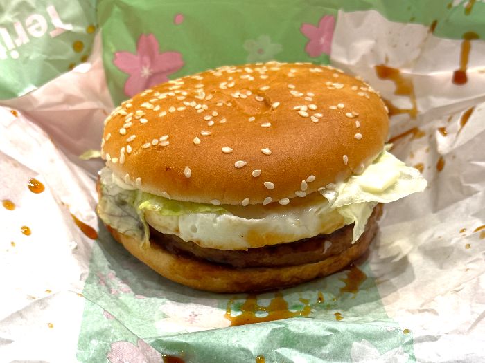 てりたまバーガーを横から撮影