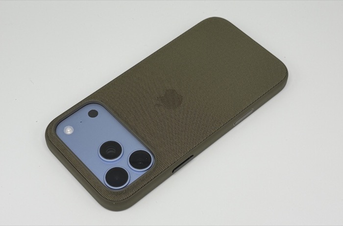 iPhone18 Pro Maxにテックウーブンケースを装着